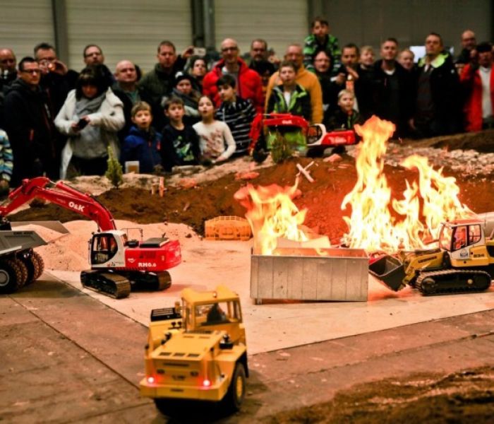 Löschaktion auf dem Minitruck-Parcours (Foto: Marco Wicher)